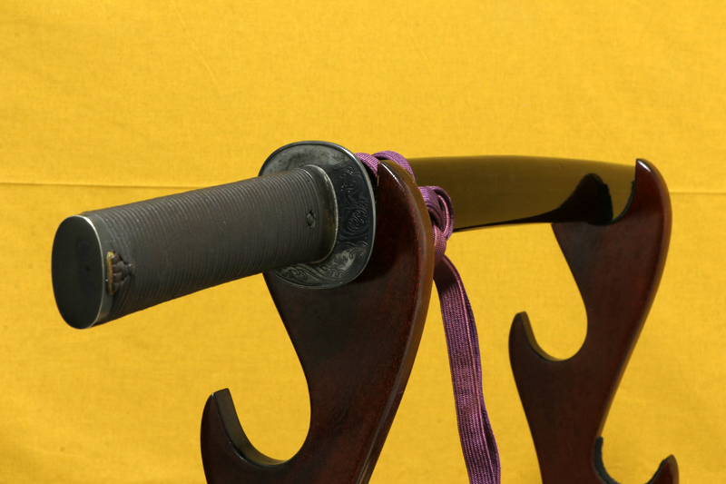 (03-1308)<br><font color="#0000ff"><strong>保存刀剣</storong></font><br>新刀 無銘(藤原高田) 一尺七寸六分 公卿造り拵入 - 画像 (3)